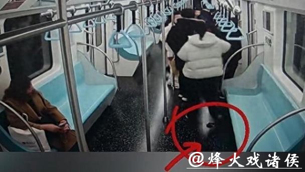 81.5克金项链，掉在地铁车厢！上海轨交民警连夜找回